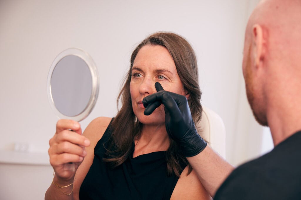 Poser under øjnene og filler i panden - vurdering og behandling hos Cutis Clinic